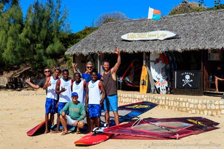 Le staff du Babaomby Lodge avec ses moniteurs de kitesurf, wingfoil et windsurf
