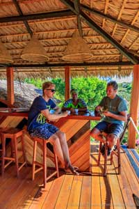 Moment de détente au bar du Babaomby Lodge après une séance de kitesurf