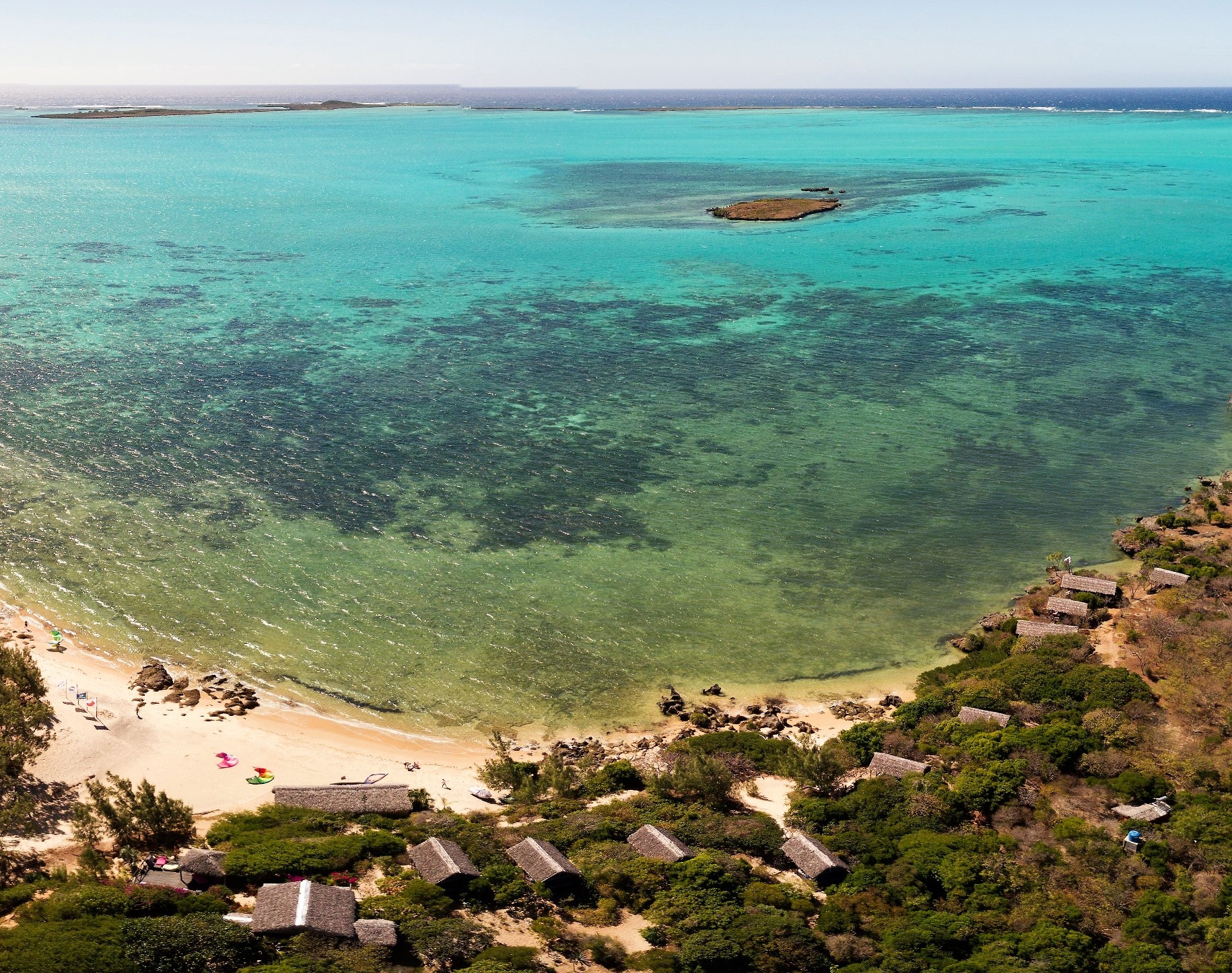 vue aérienne du Babaomby Lodge au bord du lagon de la Mer d'Emeraude à Madagascar