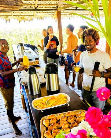 Petit déjeuner 'pieds dans l'eau' juste à côté du spot de kitesurf au Babaomby lodge